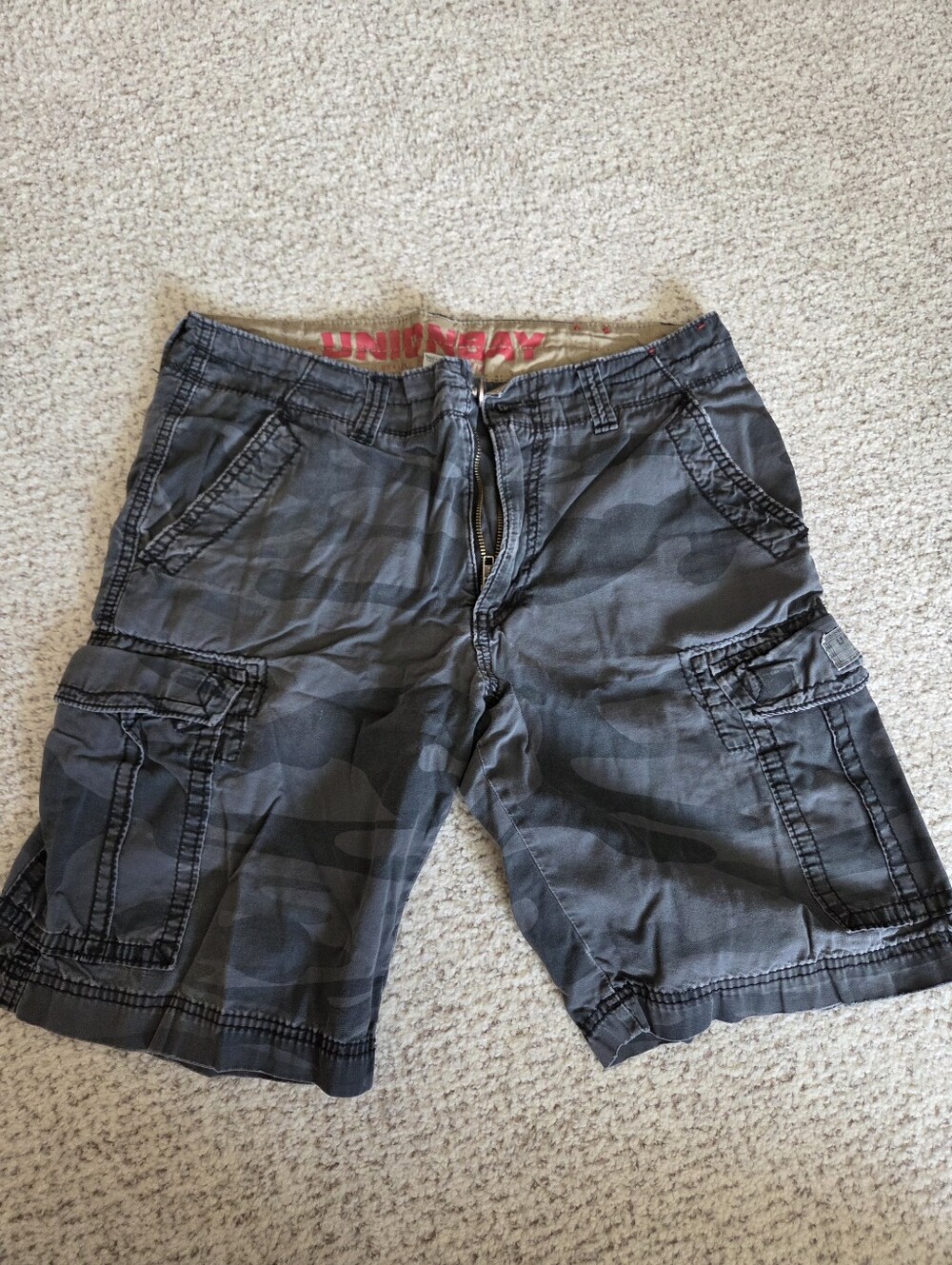 UNIONBAY Size 32 Men's Dark Gray Cargo Shorts with Camouflage Pattern